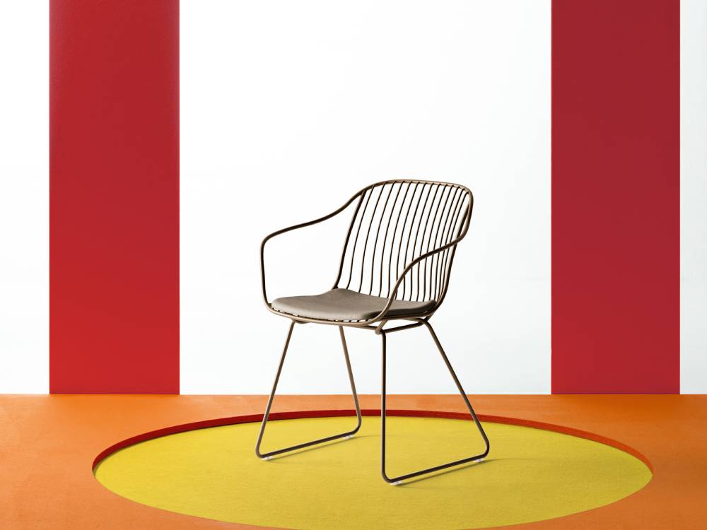 Dilmunite 3 - Sled Base Outdoor Chair in Varnished Rod Steel 03 Img
