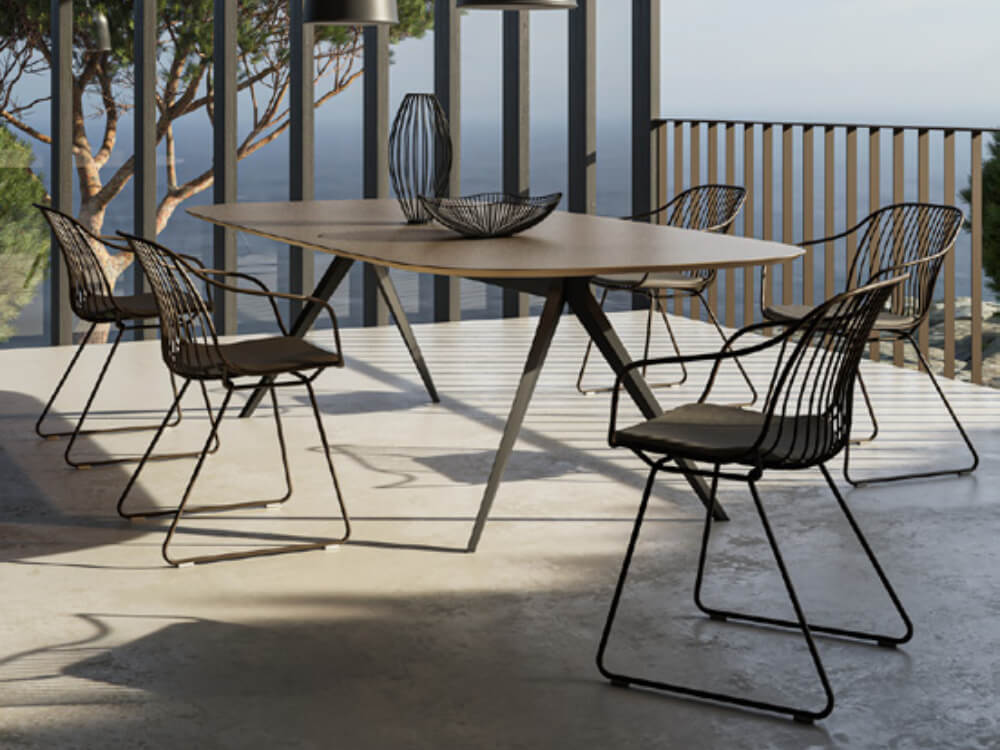 Dilmunite 3 – Sled Base Outdoor Chair in Varnished Rod Steel-01