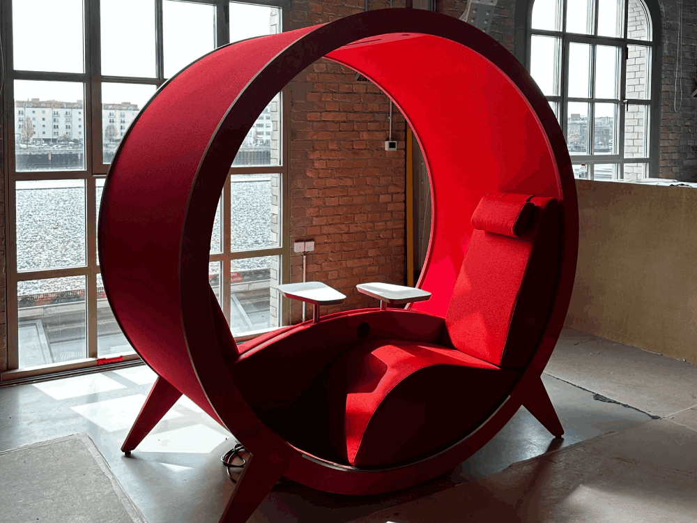 Brinox-1-Beautifully-Designed-Acoustic-Meeting-Pod-for-2-Persons-with-Comfortable-Laid-Back-Seating-01-img